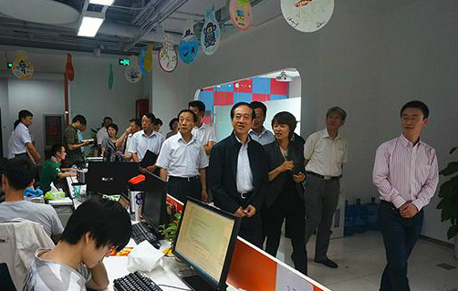 韩启德主席一行参观创新工场企业孵化流程.jpg